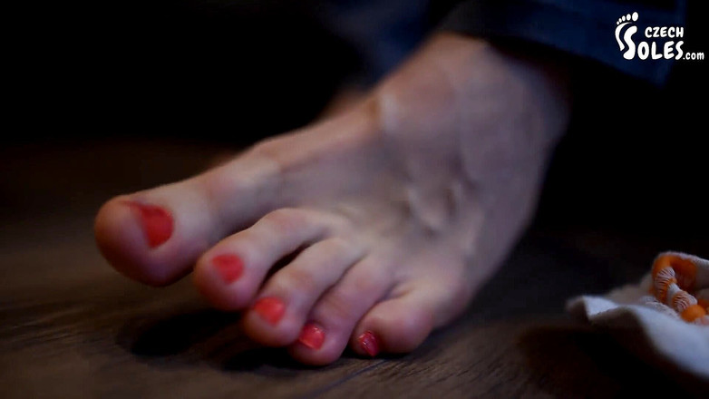 Czech Soles - foot fetish content: 在巨人Eliška的大脚