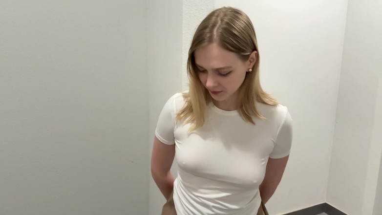 Arisha Mills: Mi nueva vecina de arriba resultó ser una puta y...