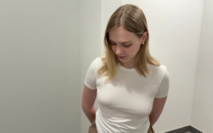Arisha Mills: Moja nowa sąsiadka na piętrze okazała się dziwką i rozłożyła...
