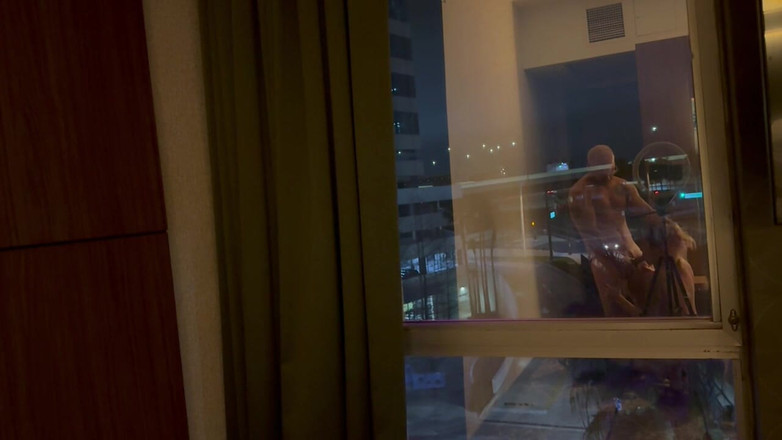 MYA Pleasure: Riflessi della finestra dell'hotel