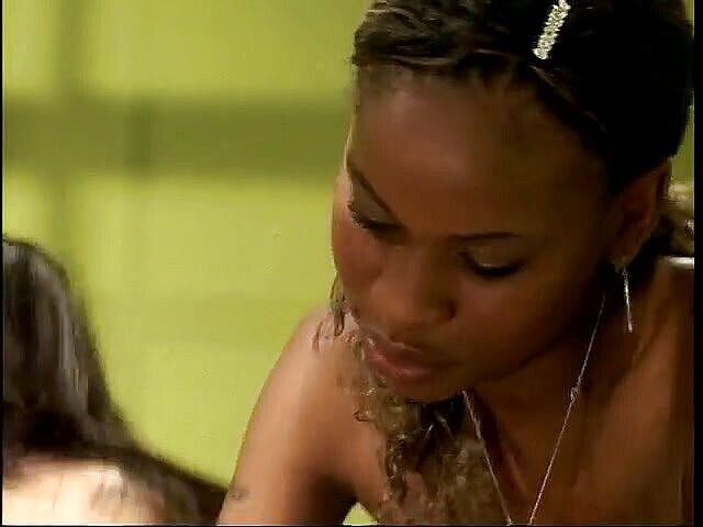 Hot and Wet: Pria kulit hitam rambut pirang ngentot dua wanita di dipan...