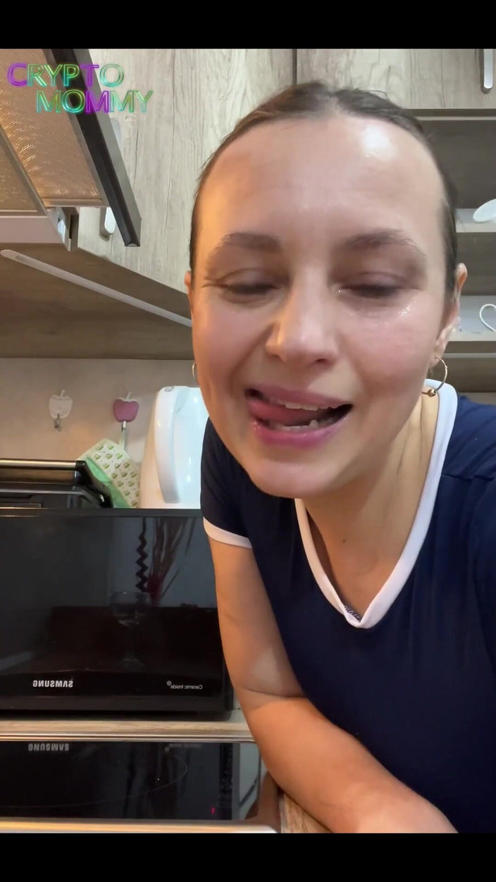 Crypto Mommy: Máy bay bà già nghiệp dư phun nước đít hay nhất...