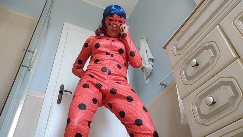 savannahamatoriale: Mano all'alto per ladybug nuda!