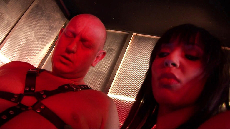 Female Dominators: 복종하는 복종하는 쌍은 음행하도록 명령