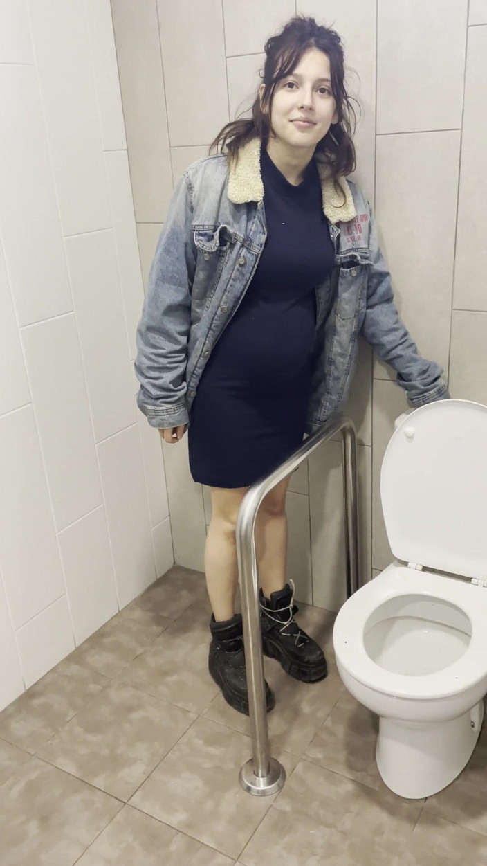 Endemoniados: LaMenor pregnant pissing in the supermarket