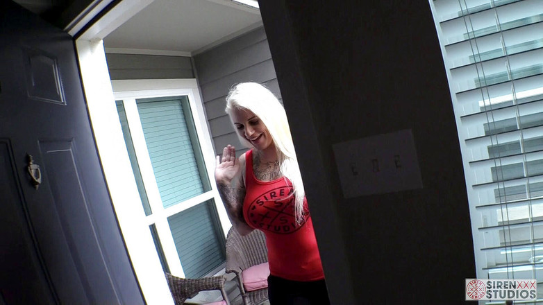 Siren XXX Studios: 人妻和她的女友给老公惊喜