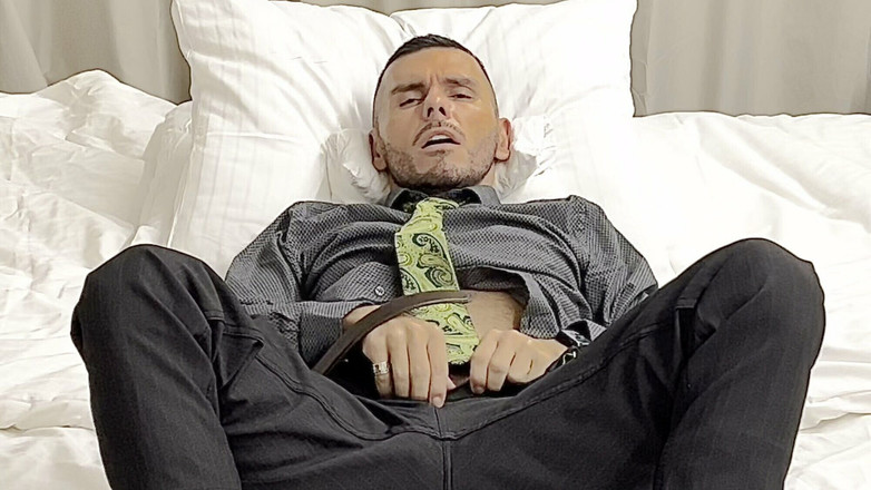 Werther1: Analer geschäftsmann kommt im büro-stil und trägt socken