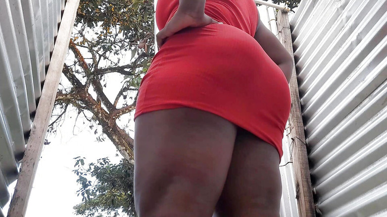 AndreaBellotiStar: Scène ravissante dans une cabine extérieure avec une fille voluptueuse à...