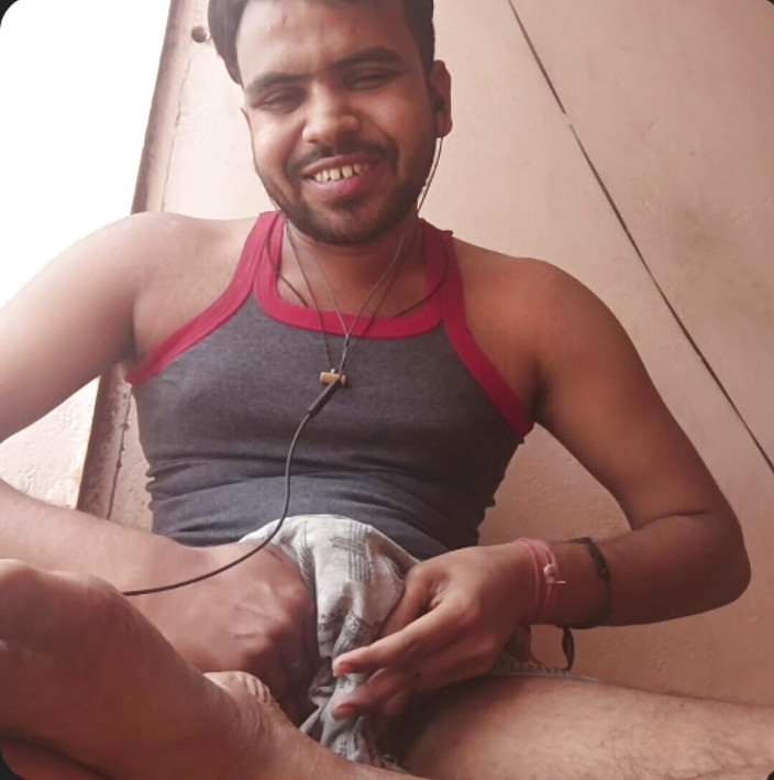 IsmaatDeva: Ismaatdeva 是一个花花公子，在观看动漫性爱时玩弄她的鸡巴