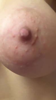 Une fille aux gros seins parfaits se fait baiser avec plaisir dans des bas