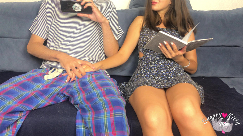 Sugary Kitty: 继兄在我面前看色情片！但我变得饥渴了，我们互相打手枪！高潮