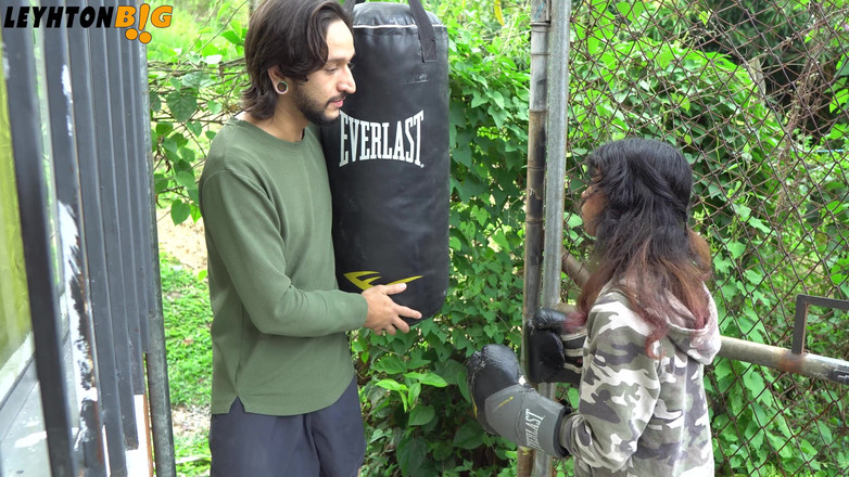 Leyton Big: Mă lovește accidental și o fut și mai tare