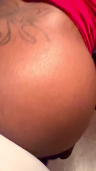 Dirty Diana Tries to Put on Her Pink Booty Shorts but It Doesn’t Fit