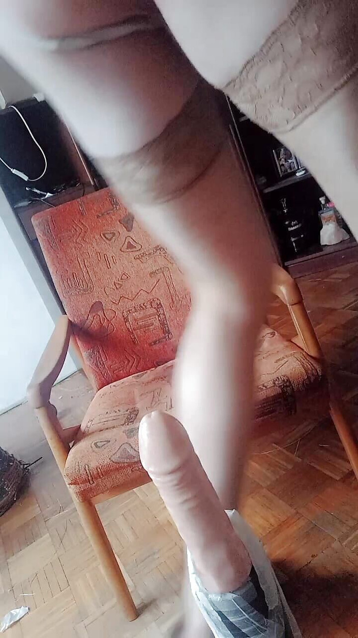 BarbaraWhite: Sissy crossdresser Barbara Wihite montando vibrador blanco