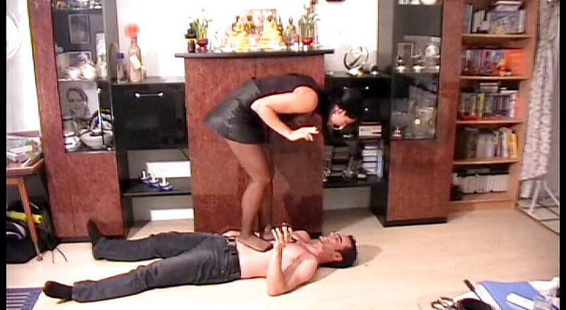 Femdom Austria: Berjalan di atas hamba sambil memegang asbak untuk perempuan simpanan