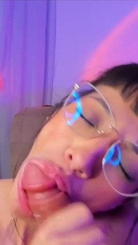 น้องบริสุทธิ์ใส่แว่นตัวเล็กเสียควบคุม: พ่นน้ำกับดิลโด้ยักษ์