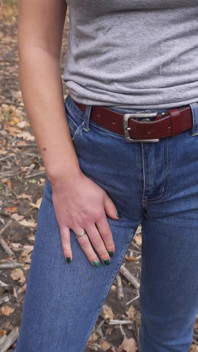 La miLF stuzzica il suo grande zoccolo di cammello in blue jeans all'aperto