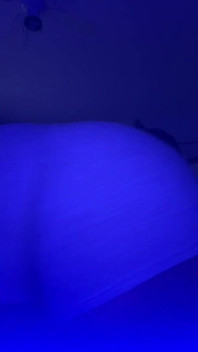 Wielki tyłek twerking w niebieskim świetle