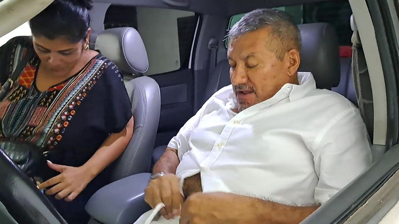 Aly: Aly在车里给他口交，她最擅长吮吸鸡巴