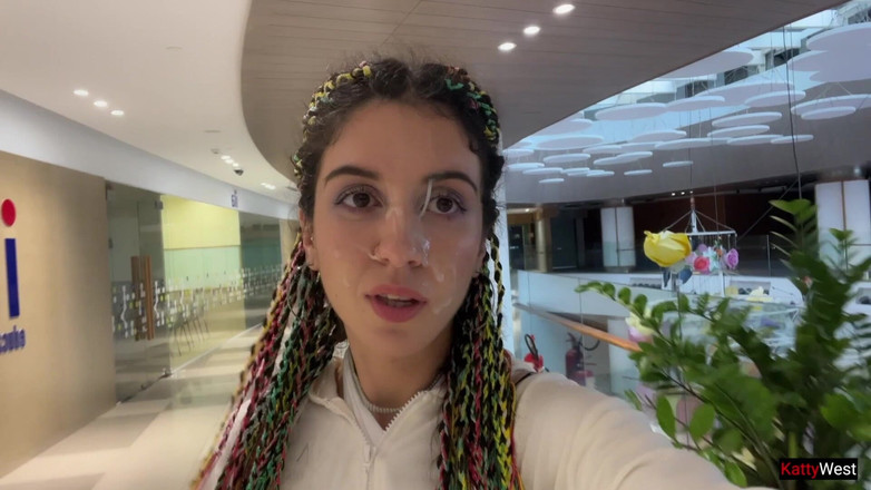 Katty West: Passeggiata pazza con nel centro commerciale