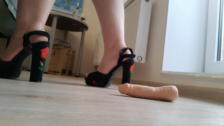 AssGives: Podpatky + dildo