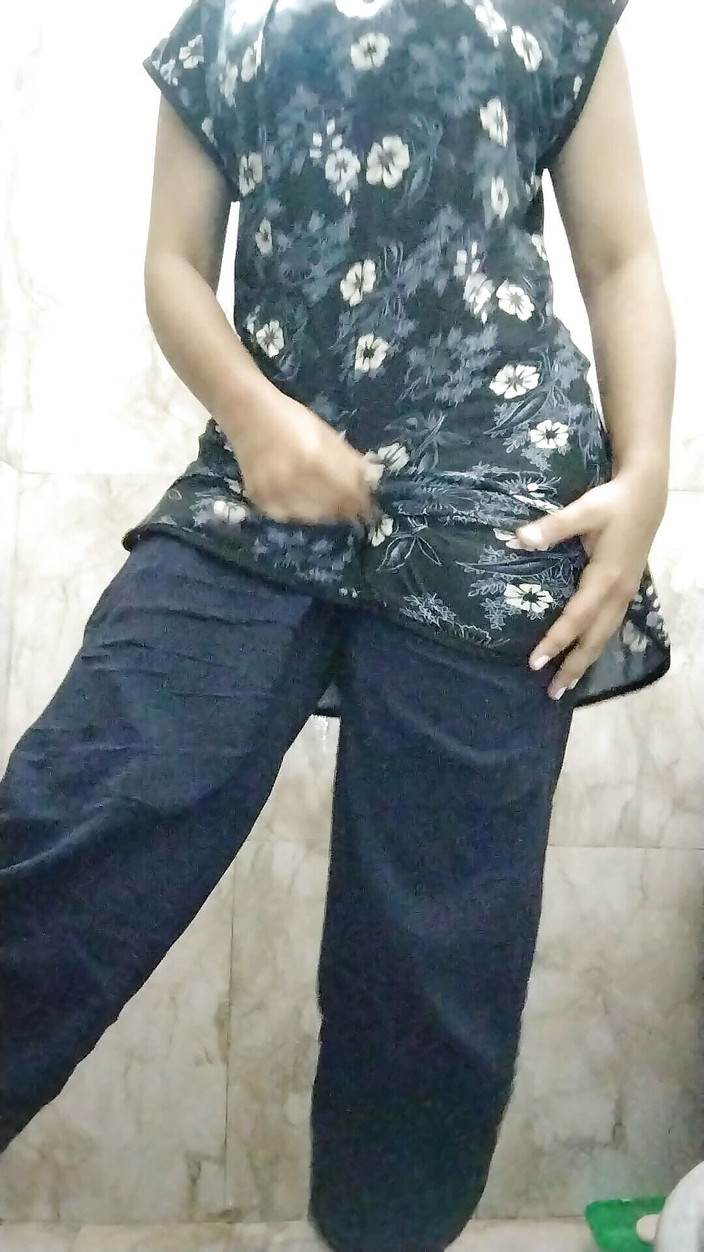 Riyathakur: Desi dospívající dívka se převléká na vysoké škole