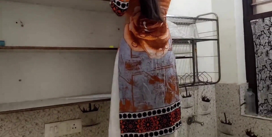 Saarabhabhi6: Хінді секс рольова гра - чоловік трахав Саару на кухні, поки всі були вдома