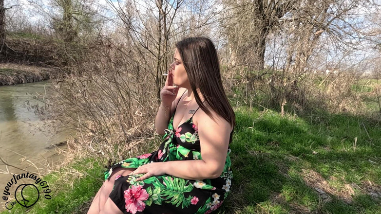 Your fantasy studio: Fuma all'aperto per rilassarsi dopo una passeggiata rinfrescante