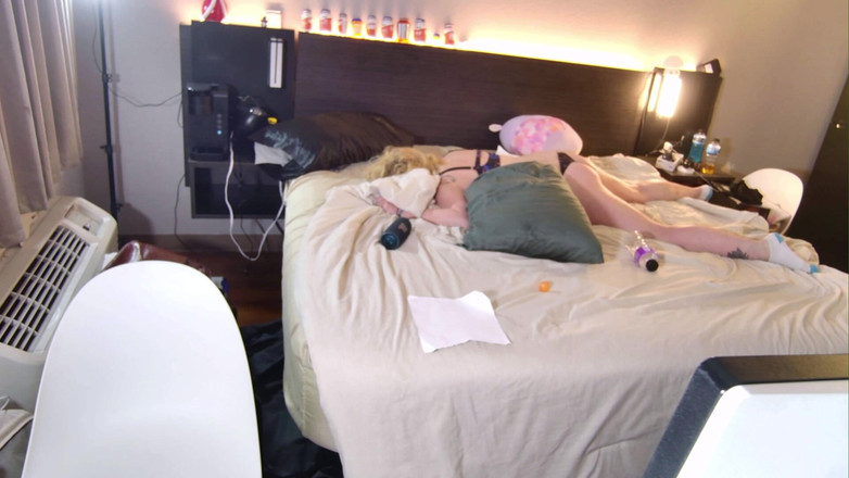 Alpha stud 4 u: Urmărește-mă cum îi iau curul cu o jucărie atât de tare încât...