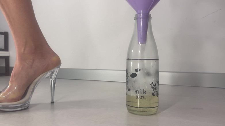 AnnaBUST: Orino en una botella a través de un embudo