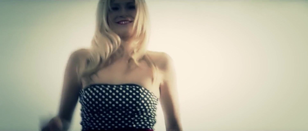 Foxy Desire: Nadržená holka Scarlet Red si nacpe kundičku