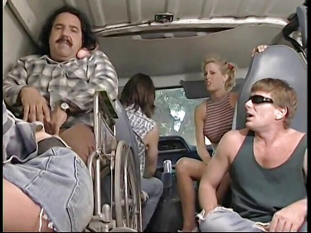 Hot Sex Party: Linda rubia le encanta chupar la polla de un chico...