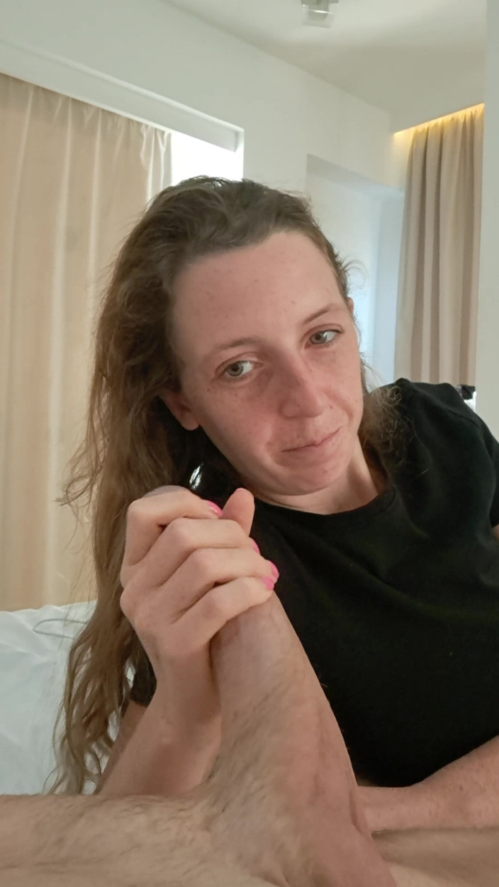 ScottishSweetie: Aku mengisapnya dari lembut hingga 9 inci, kontolnya sangat besar!