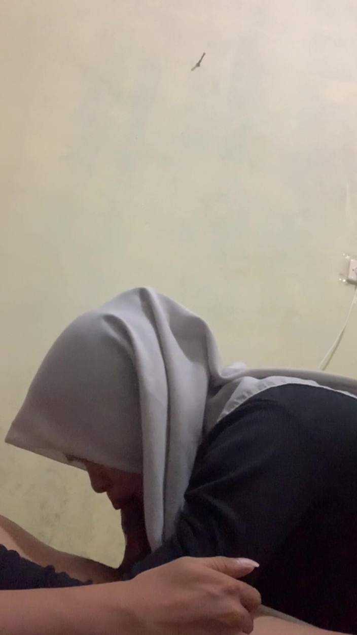 Indo Girl: Hyper Hijab Wants to Be on Top