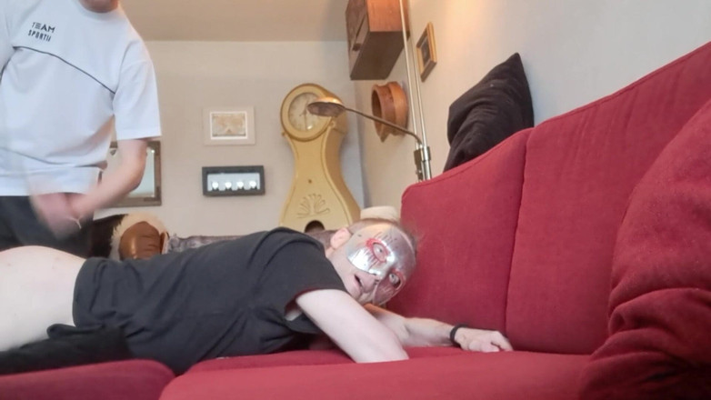 Oznob Oznofla: Amador é chicoteado em mãos, pés e bunda