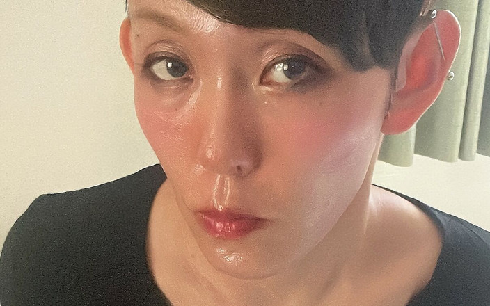 Serina SissyBitch: 芹那は黒のタイトスカートと黒のパンストを着用しています