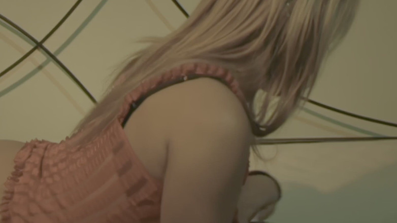 Inthe MILF room: Lesbijskie duże piersi: MILF i lesbijka na łóżku