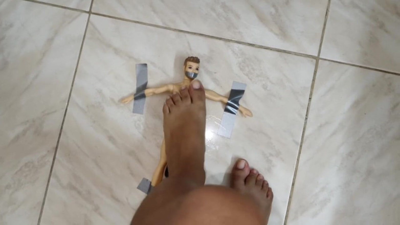 Isabel: Ponížení nohou s malým mužem