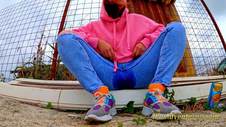 Pee Adventures: Mijando através de seus jeans ao ar livre