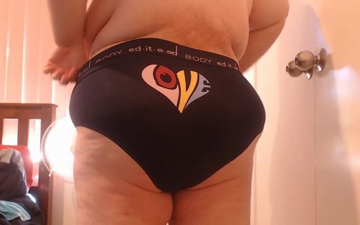 LaLa Delilah Debauchery: In this video I change my fat ass in and...