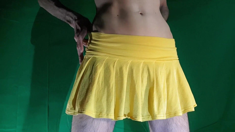 HeIsSooThin: 黄色いミニスカートにイエローショーツ