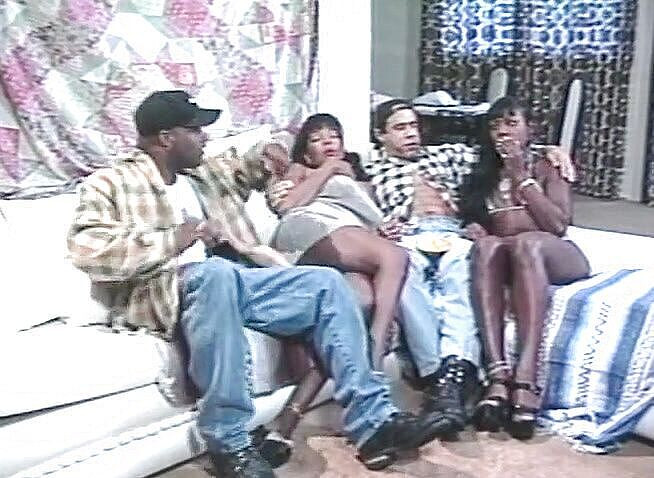 The Vintage Era: Чорношкіра мамка з великими цицьками катається на великому чорному члені