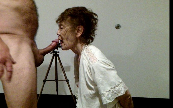Cock Sucking Granny: Mormor älskar att vara en sexslav