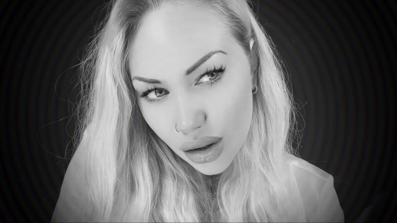 Goddess Misha Goldy: Závislá na mých rtech a řízení kouření