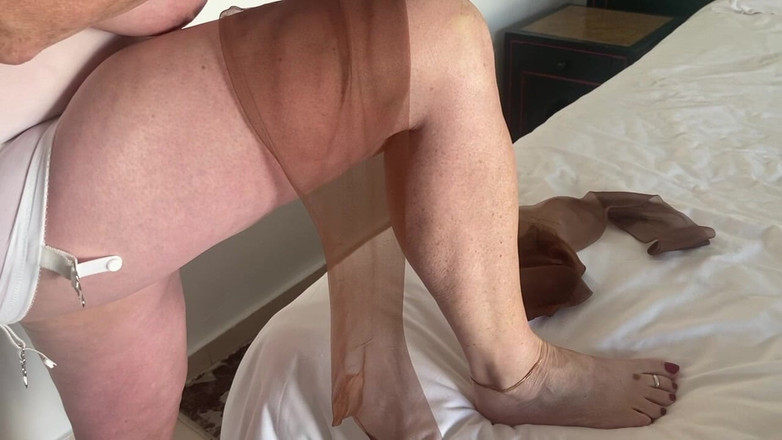 Aunty Sandra vintage girdle queen: Mătușa Sandra pune pe tan rht-ul ei