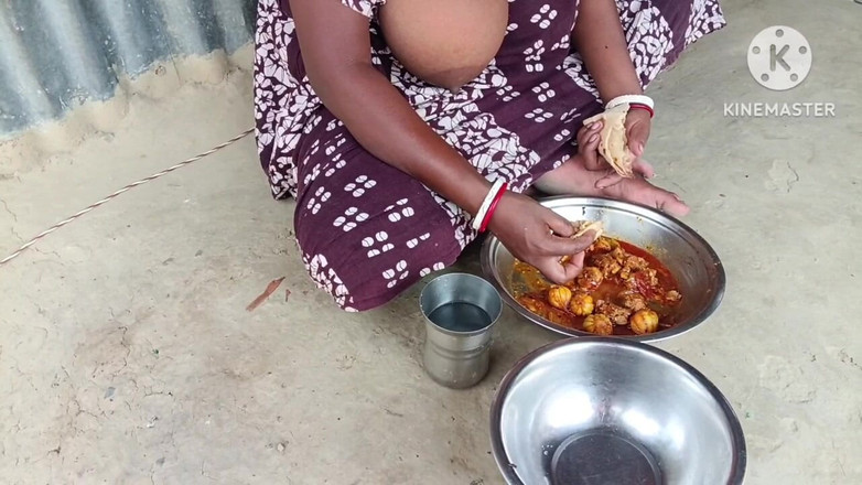 Chmeli1: Ấn Độ bhabhi ăn roti với gà và vui vẻ