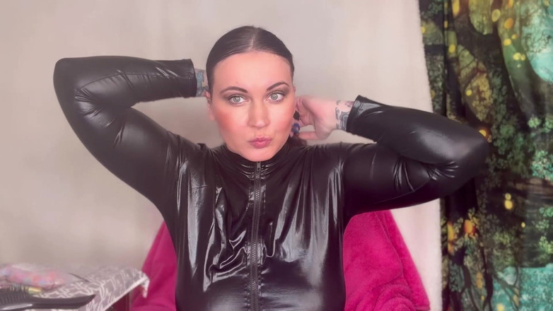 MissFFW: Miss Ffw prueba diferentes estilos de pelo y bandas