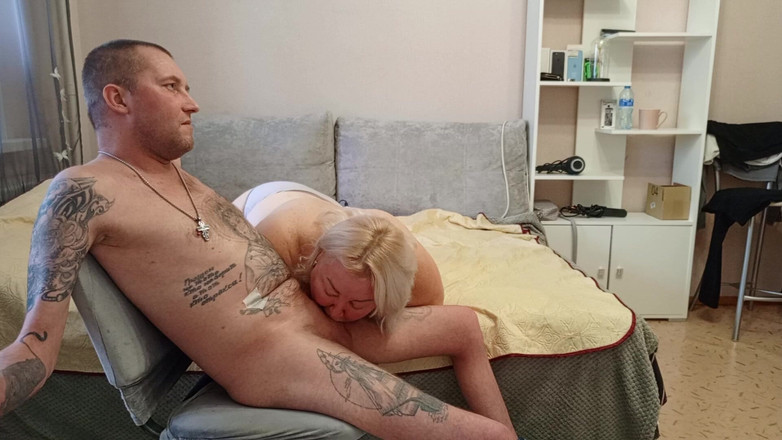 Zona901: Мачеха делает минет и дрочит хуй