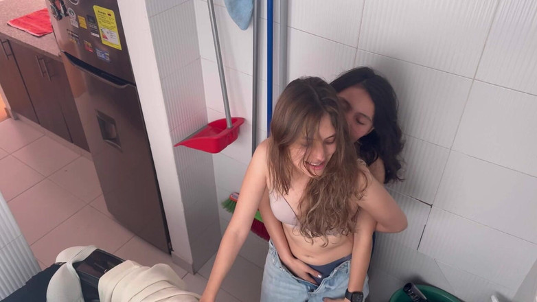 scarlettandc: Lesbiska knulla i klädrummet