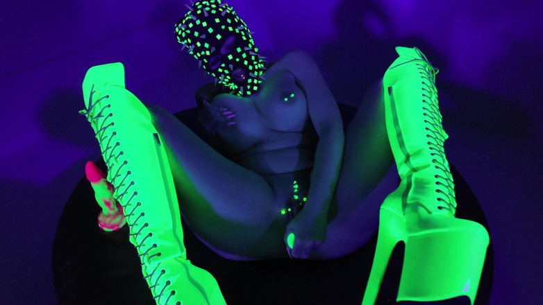 EdgesOfReality: Neon Đụ Solo Rave